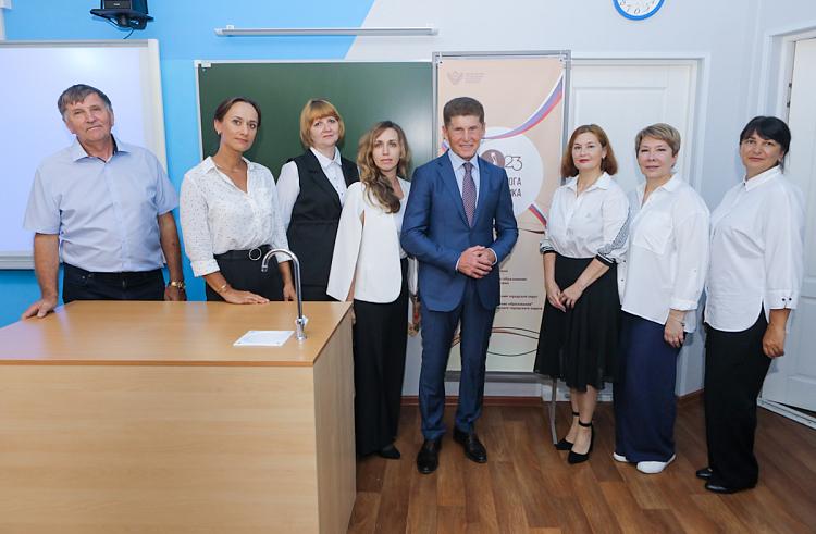 Фото: primorsky.ru | Губернатор Приморья наградил отличившихся педагогов одного из муниципалитетов