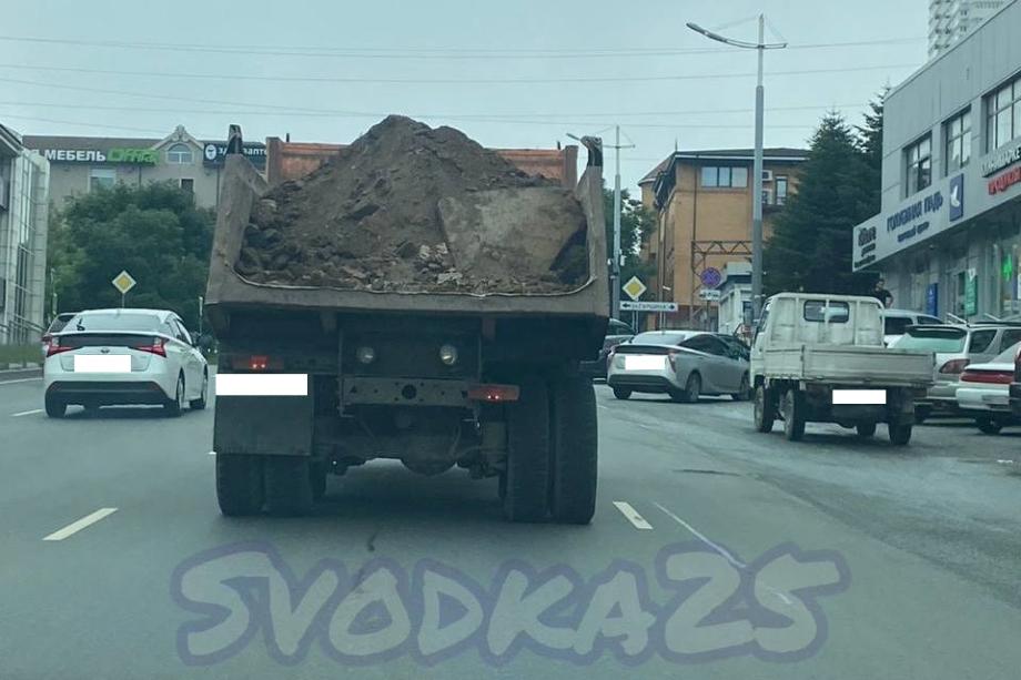 Фото: Телеграм-канал Svodka25 | «Держите дистанцию»: неадекватный водитель напугал жителей Владивостока