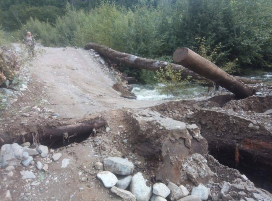 Фото: Telegram-канал "Новости Владивостока и не только" | Еще один мост не выдержал удара стихии в Приморье