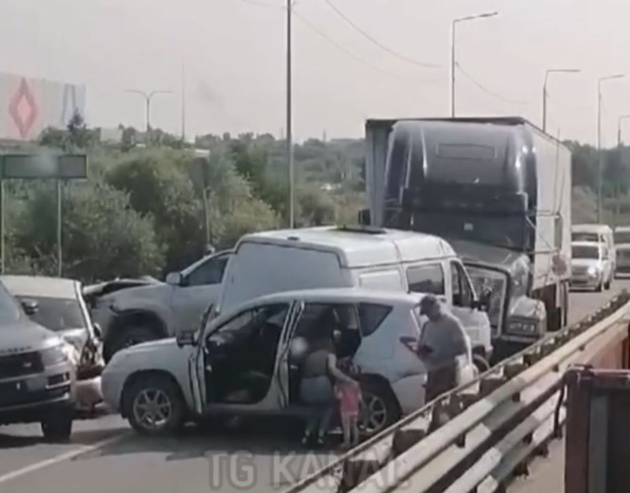 Все колом. Массовое ДТП на аэропортовской трассе спровоцировало пробки в Приморье