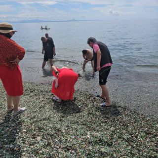 «Это плевок в наш город»: китайские туристы вывозят стекло из бухты Стеклянной мешками