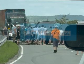 Водитель попал под собственное авто на дороге в Приморье