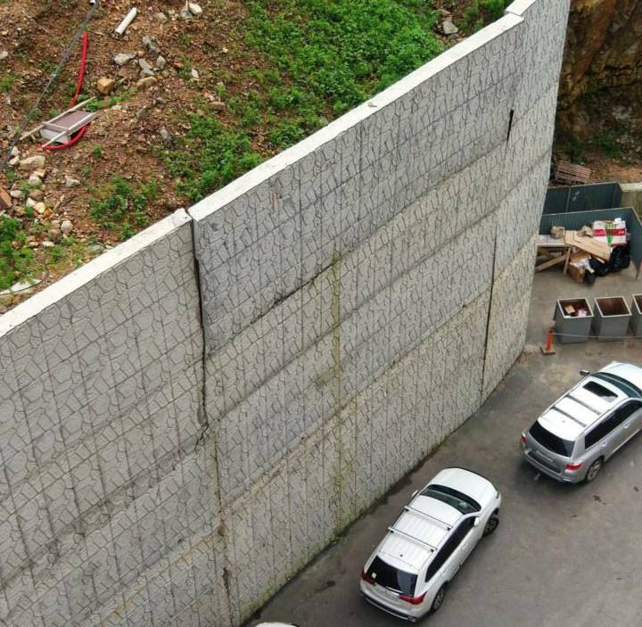 Опорная стена из бетона. Подпорная стена ФБС 1.5 метра. Подпорная стена монолитный бетон. Блоки ФБС подпорная стена. Опорная стена монолит 30см.