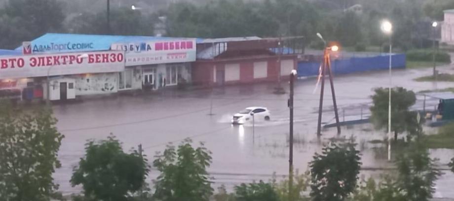 Фото: Telegram-канал gorod_vl | «Сидим на крыше и ждем помощи». Кадры затоплений в Приморье пугают людей