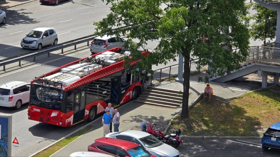 Троллейбус протаранил бетонные блоки на Некрасовском путепроводе – четверо пострадали