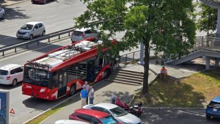 Троллейбус протаранил бетонные блоки на Некрасовском путепроводе – четверо пострадали