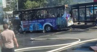 Пассажирский автобус полностью сгорел на остановке в Приморье
