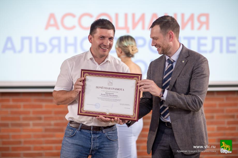 Фото: Максим Долбнин / vlc.ru | В канун профессионального праздника строители Владивостока принимают поздравления