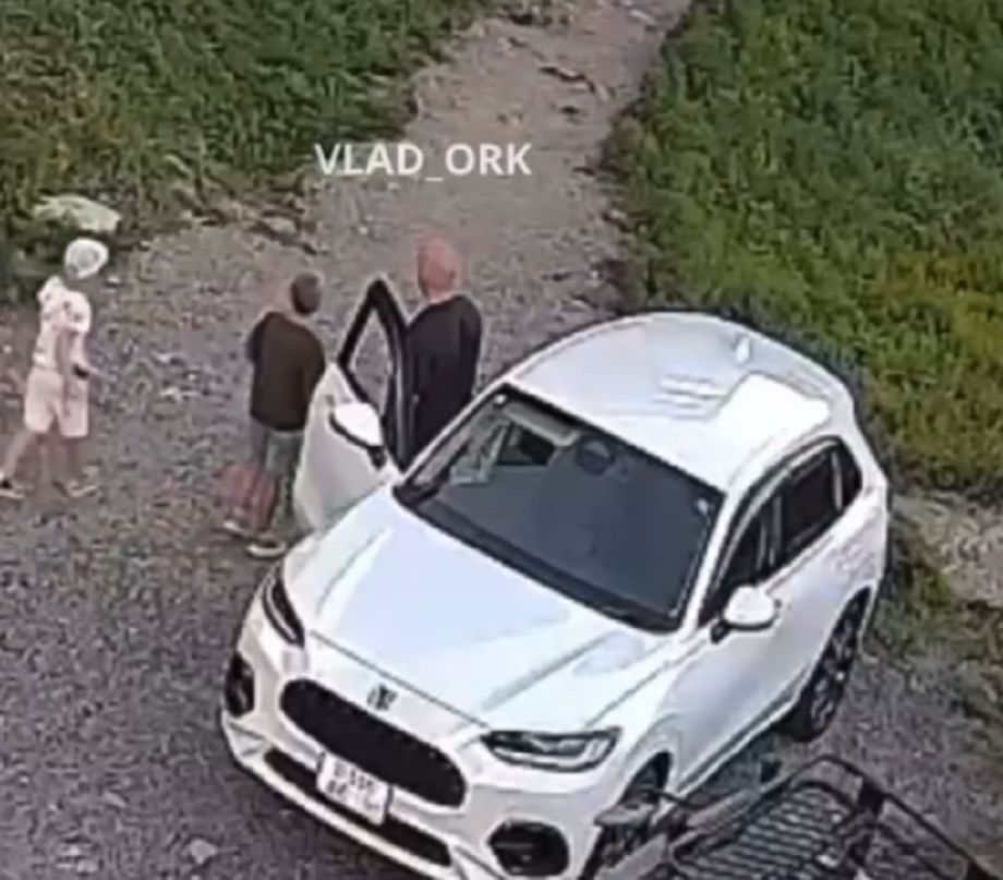 Во Владивостоке агрессивный подросток накинулся с камнем на школьниц