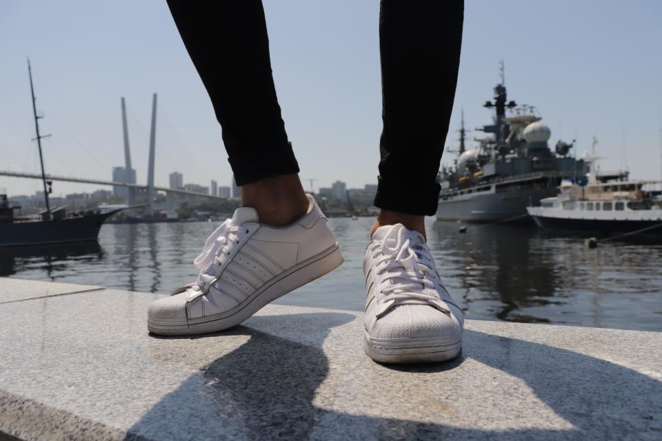 Фото: Анастасия Якушева | Почему владивостокцы переобуваются в белые кроссовки?