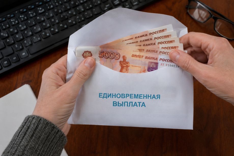По 50 000 рублей в год. Новая выплата за непрерывный стаж 10 лет вводится с сентября