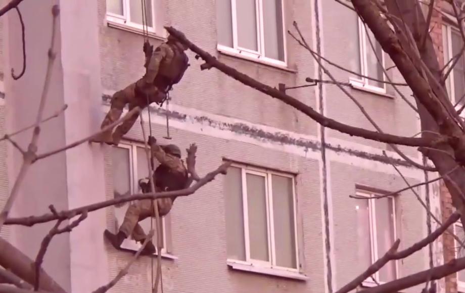 Фото: 25.мвд.рф | МВД опубликовало видео, на котором спецназ штурмом взял квартиру во Владивостоке