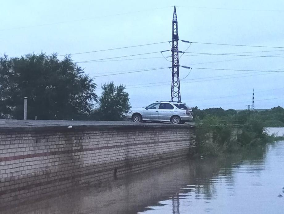 Фото: Коммунар Уссурийск | «Вот так надо машину любить». Водитель из Уссурийска спас свой автомобиль от гибели в воде