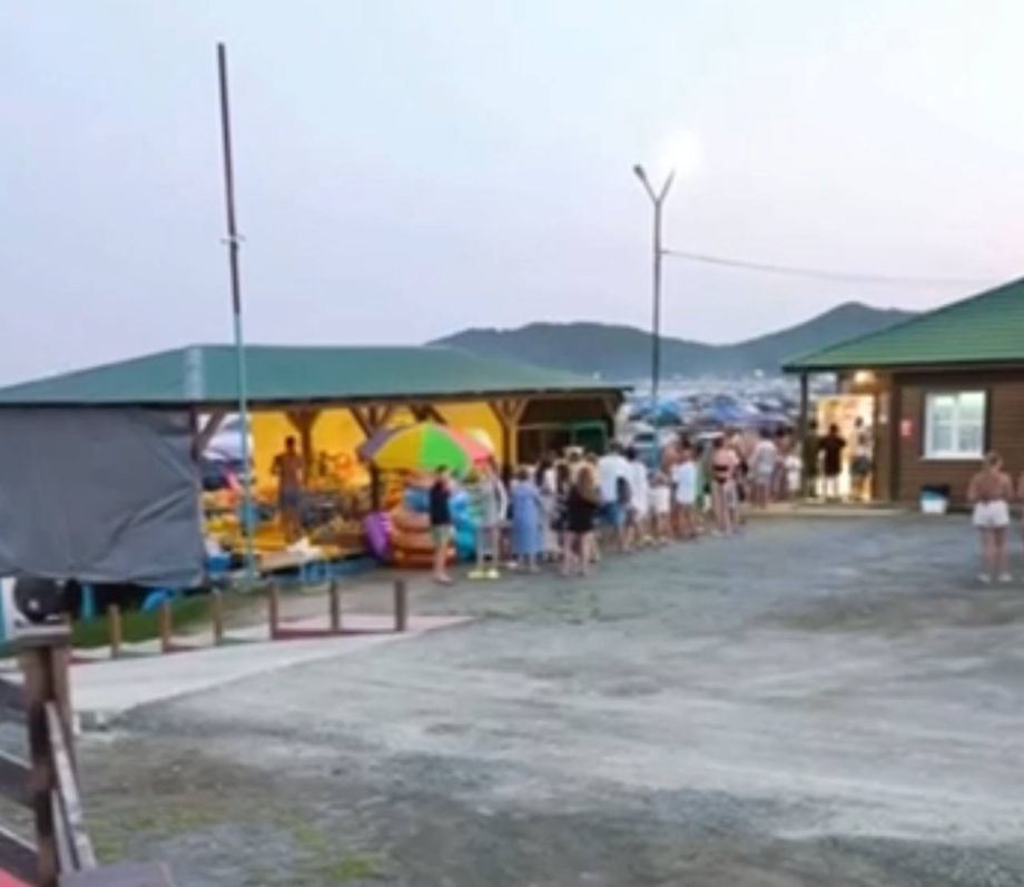 Часовые очереди в душ и «реки фекалий»: так выглядит лето в Приморье