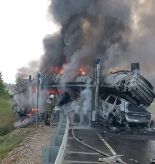 Автовоз из Владивостока с элитными иномарками загорелся после столкновения с бетономешалкой в ЕАО