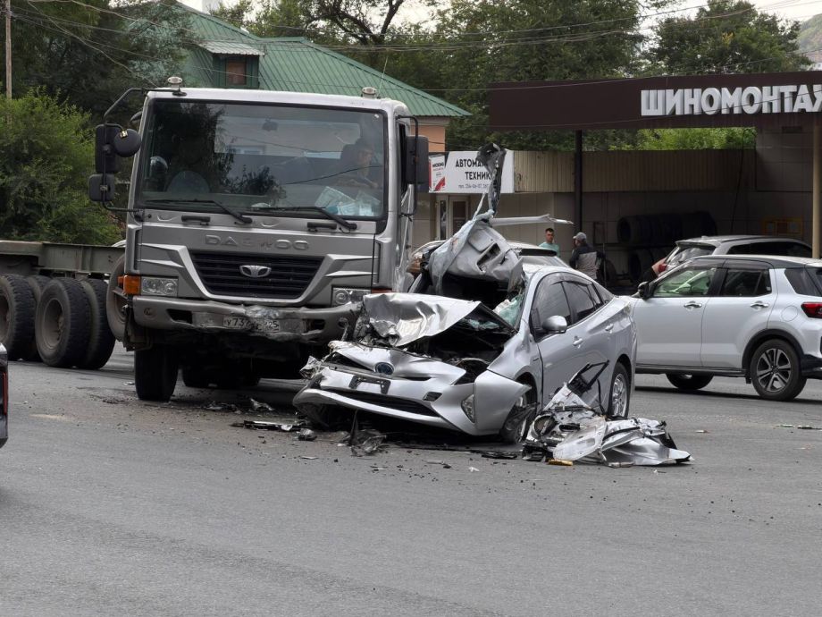 Зажатого в авто водителя такси перевели в реанимацию после жесткого ДТП во Владивостоке