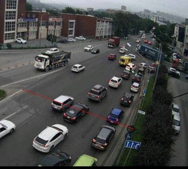 Штраф за невидимую разметку: водитель во Владивостоке наказан за пересечение стоп-линии, которой нет