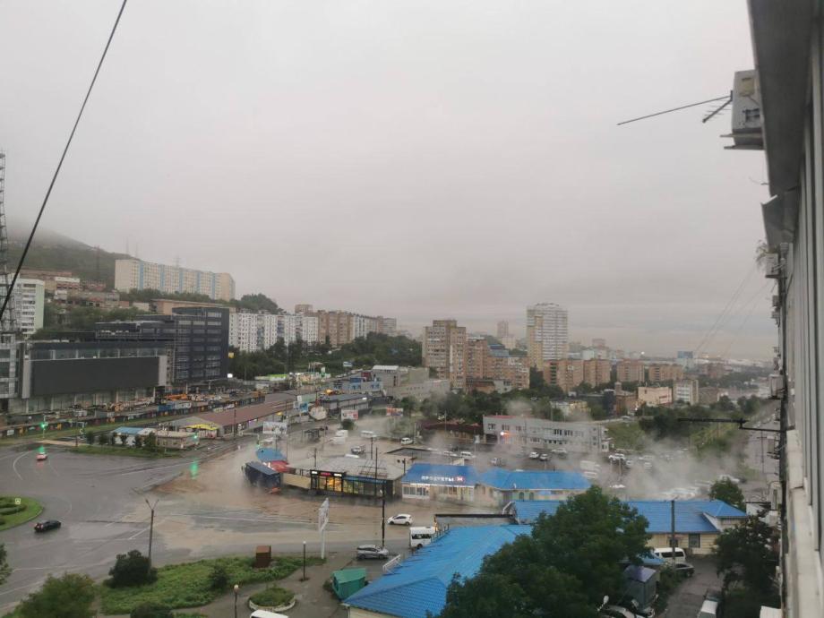 Фото: Telegram-канал svodka25 | Затопило кипятком. Улица во Владивостоке полностью под водой