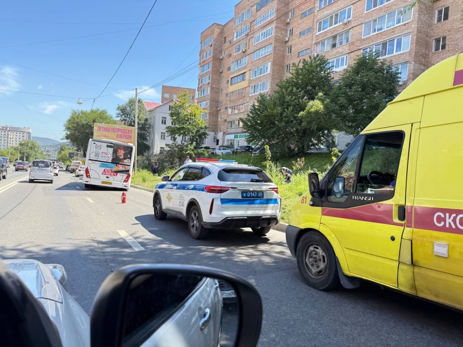 Водитель автобуса потерял сознание во Владивостоке: медики борются за его жизнь