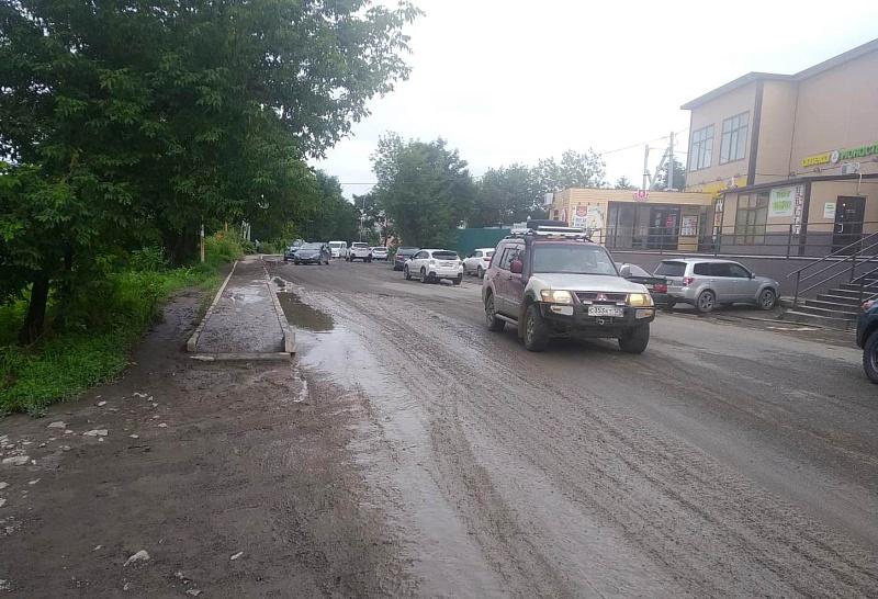 Фото: Ольга Суходеева / vlc.ru | На Змеинке появится новый асфальт после обильных дождей