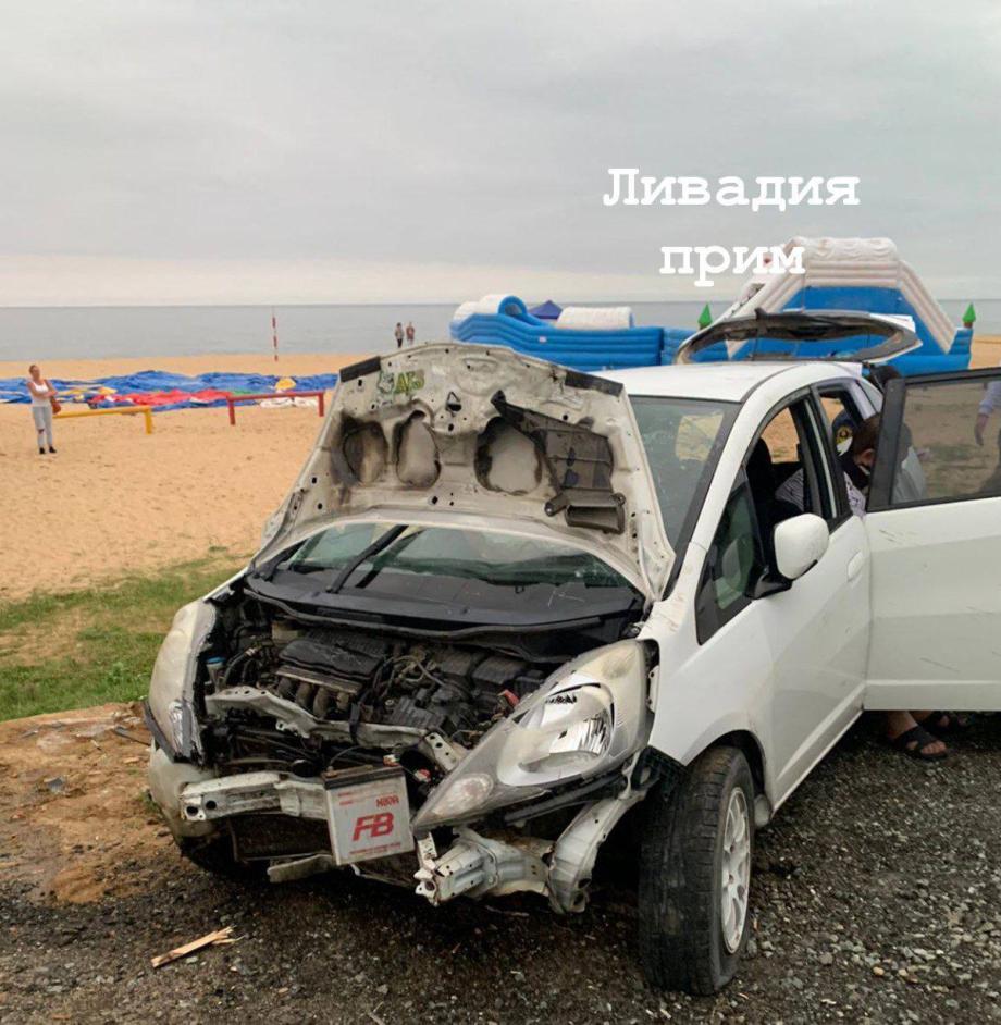 Фото: Telegram-канал IRECOMMEND_VDK | В Приморье водитель легковушки въехал в закусочную возле популярного пляжа