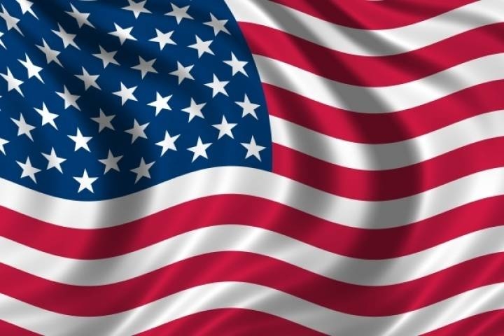 Флаг США на балконе дома возмутил жительницу Владивостока