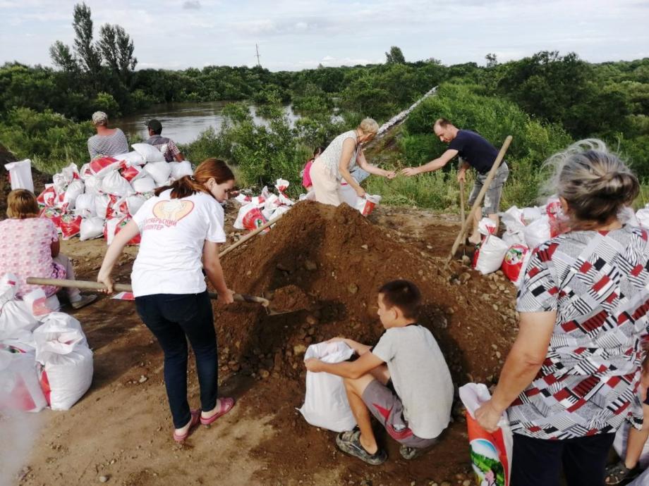 Фото: zspk.gov.ru | Депутаты Заксобрания Приморья оказывают помощь пострадавшим от паводка
