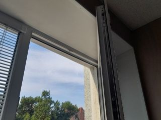 ЧП в Приморье: трёхлетняя девочка выпала из окна на четвёртом этаже