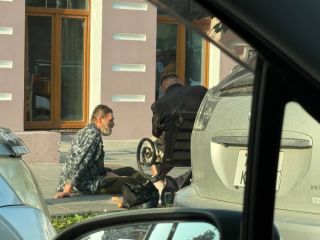 Бескультурный облик города: центр Владивостока захватили бомжи