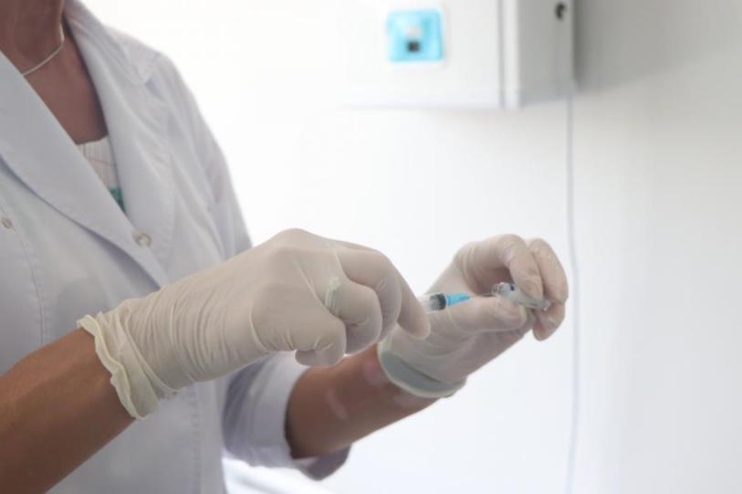 Заведующая аллерго-респираторным центром во Владивостоке рассказала, кому противопоказана вакцинация