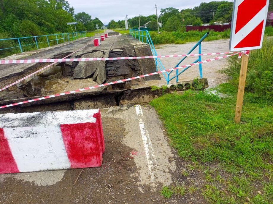 В Чугуевском районе рухнула часть очередного моста