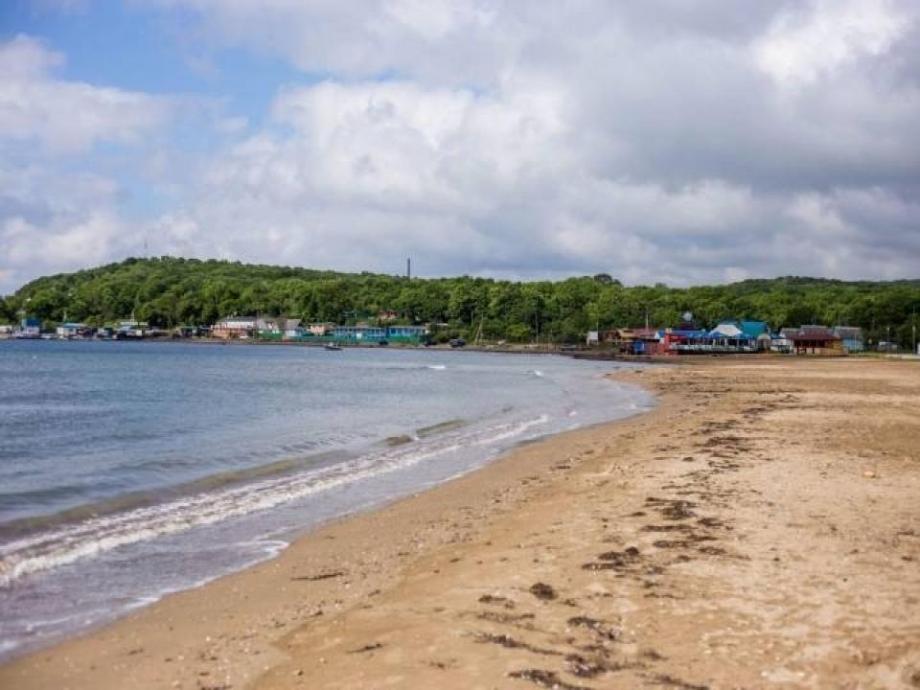 «Можно остаться без трусов»: люди приехали на главный пляж Приморья и обомлели