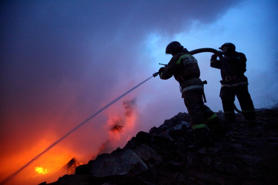 Фото: 25.mchs.gov.ru | «Сейчас все сгорит». Мощный пожар разразился во Владивостоке