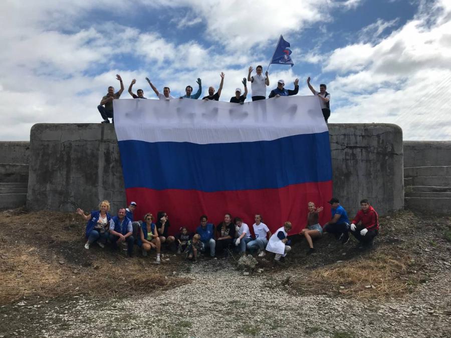 Активисты из Владивостока в День флага провели субботники на пляжах