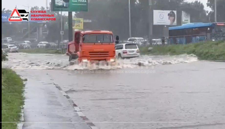 Фото: Telegram-канал АВТОГАРАНТ | Во Владивосток нагрянули сильные дожди. Какие дороги затопило?