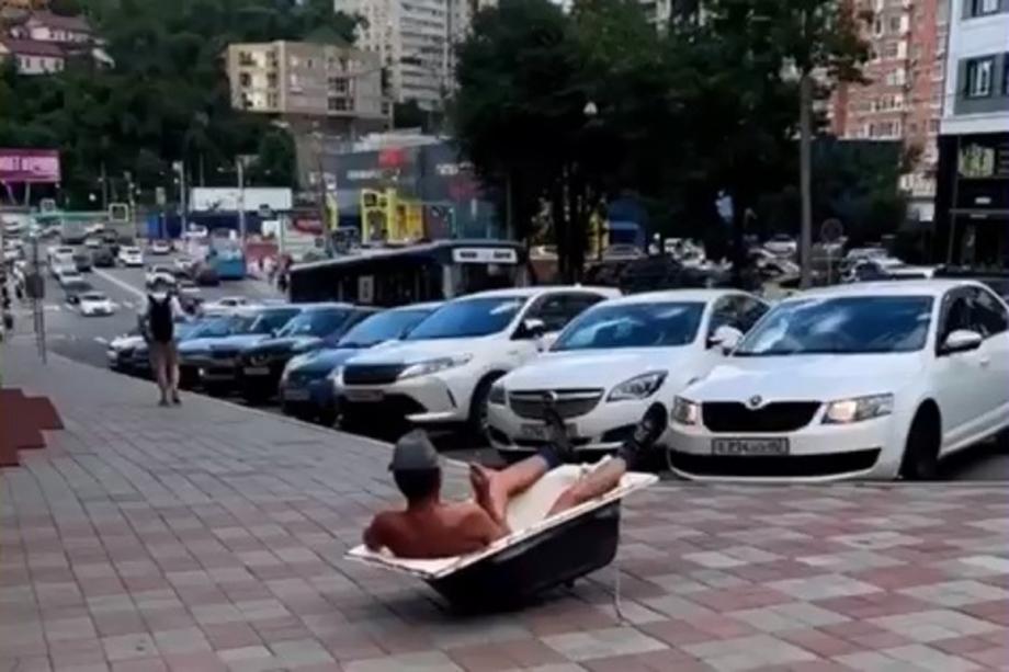 Фото: Соцсети | «На расслабоне, на чиле». Интересный перфоманс устроил мужчина в центре Владивостока