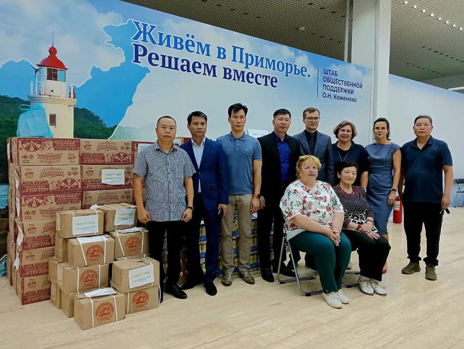 Фото: ДВФУ | Генеральное консульство и предприниматели Вьетнама передали более 200 коробок с продуктами пострадавшим от наводнения в Приморье