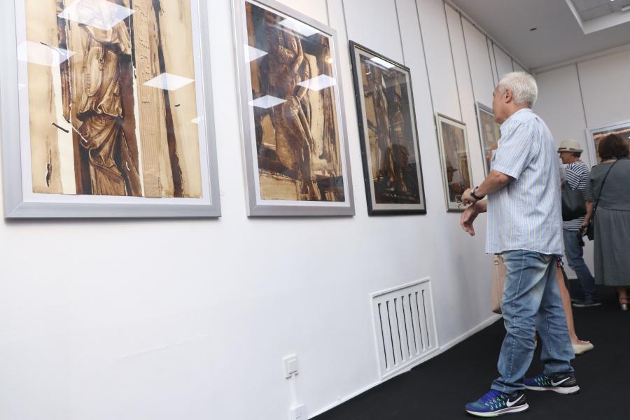 Фото: Екатерина Дымова / PRIMPRESS | «Золотые струны»: во Владивостоке открылась выставка новосибирского художника