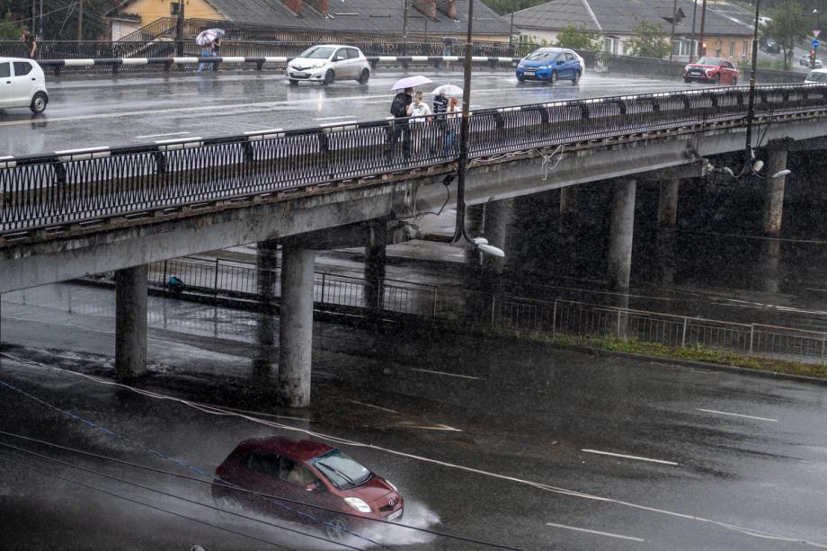 Фото: Елена Буйвол / PRIMPRESS | Дождь будет идти весь день. В администрации Владивостока просят не выезжать на дороги
