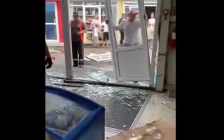 Рынок на Спортивной во Владивостоке сносят прямо во время торговли