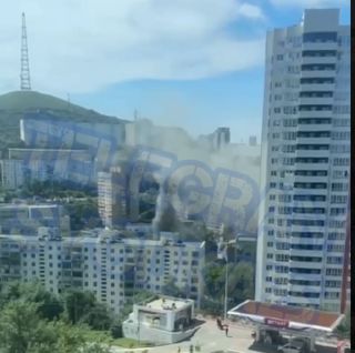 Во Владивостоке полыхает автосервис