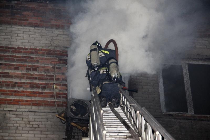 Во Владивостоке во время пожара в многоэтажном жилом доме едва не погибла женщина