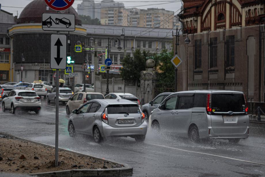 Фото: Елена Буйвол / PRIMPRESS | Дождь не прекращается. Что сейчас происходит на дорогах Владивостока