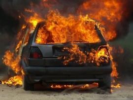 Во Владивостоке автомобиль был полностью объят пламенем