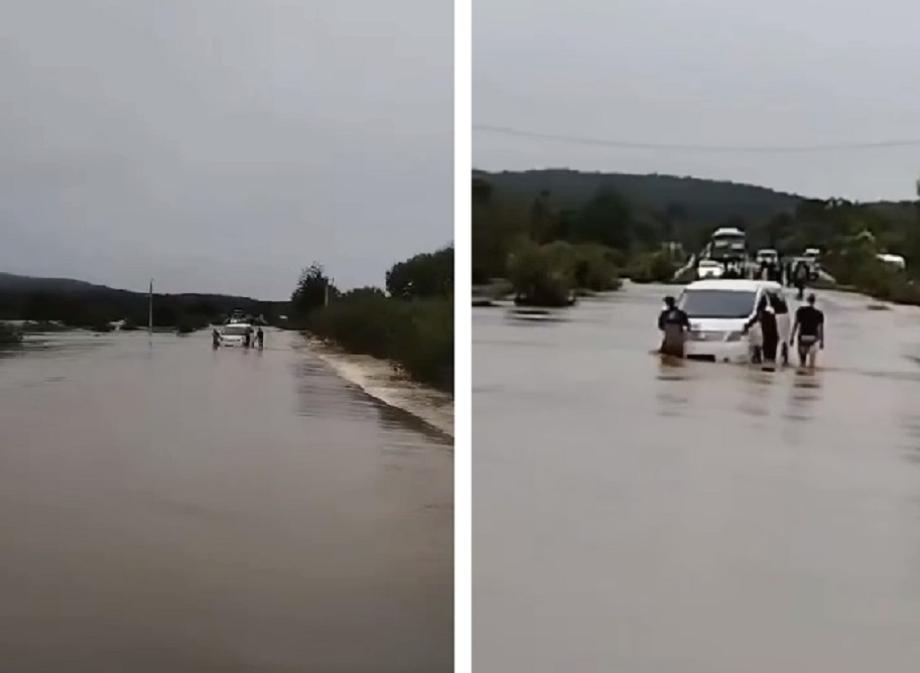Фото: elegram-канал "Приморье | Онлайн" | В Приморье микроавтобус утонул на затопленном участке самой туристической трассы