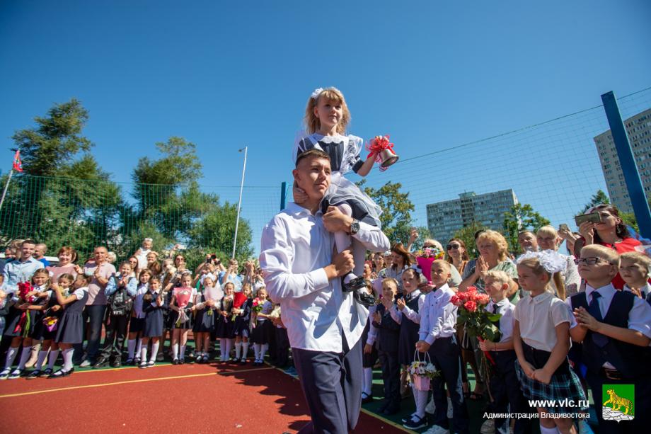 Фото: Максим Долбнин / vlc.ru | Школьники Владивостока отмечают День знаний
