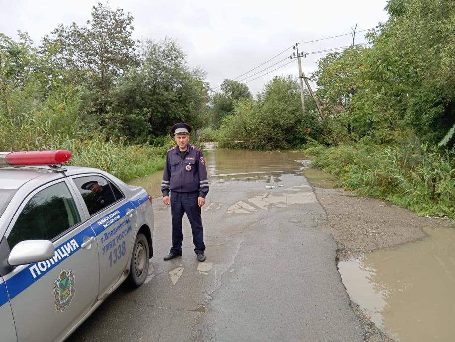 Фото: prim_police | 15 населенных пунктов все еще отрезаны в Приморье из-за тайфунов