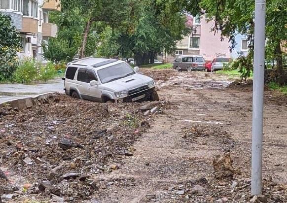 Фото: Соцсети | В Приморье внедорожник увяз в грязи посреди двора жилого дома