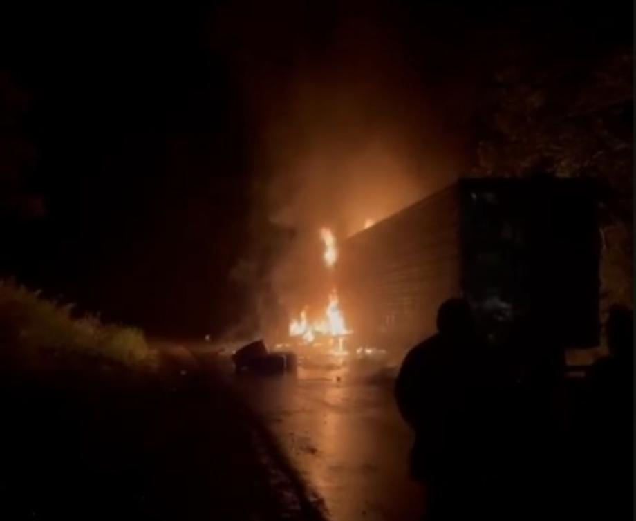Фото: Соцсети | В Приморье в результате ДТП загорелся большегруз