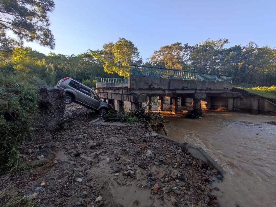 Фото: dpskontrol_125rus | В Приморье машина застряла в результате падения моста